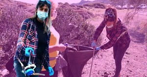 Yalıkavak sahiline giden Ekici, eldivenleri taktı koyu pırıl pırıl yaptı