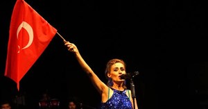 Yıldız Tilbe İstiklal Marşı'nı okudu