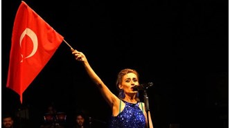 Yıldız Tilbe İstiklal Marşı'nı okudu