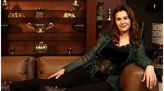 Zümrüdüanka dizisinin oyuncusu Hatice Aslan'dan cesur pozlar! Gençlere taş çıkarttı